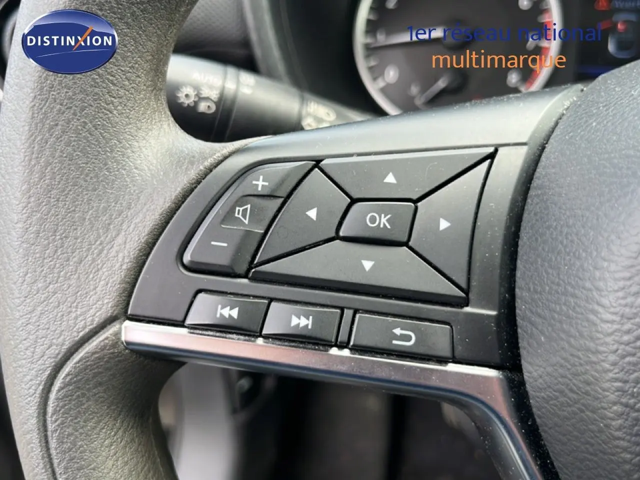 Gros plan sur les commandes multifonctions à gauche du volant du Nissan Juke 2023 noir métal, avec boutons directionnels et audio.