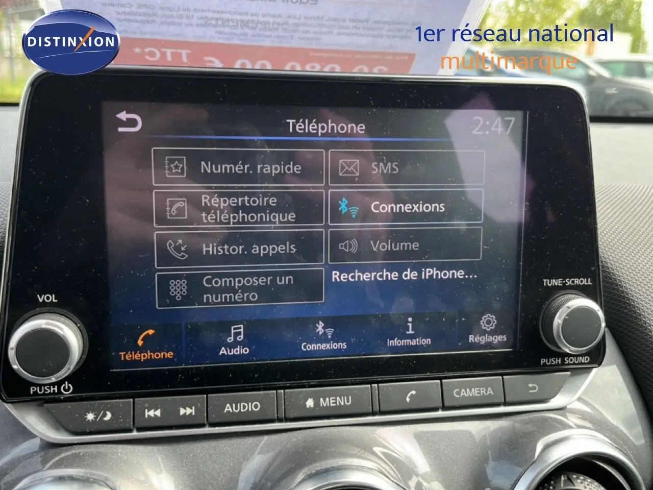 Écran tactile central du Nissan Juke noir métal 2023 affichant le menu téléphone avec options de connexion Bluetooth.