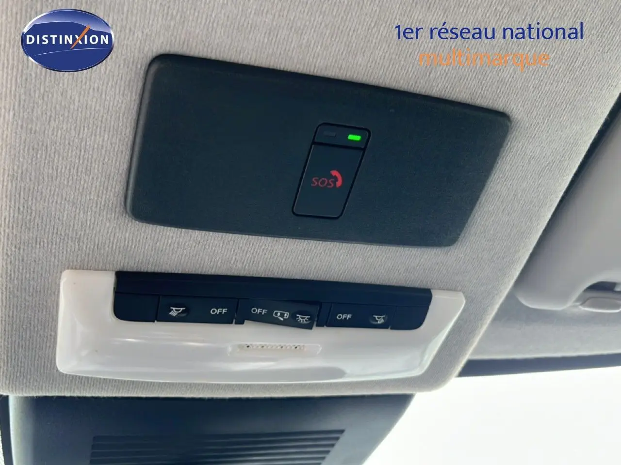 Vue en gros plan du plafonnier intérieur avec bouton SOS et commandes d'éclairage du Nissan Juke noir métal 2023.