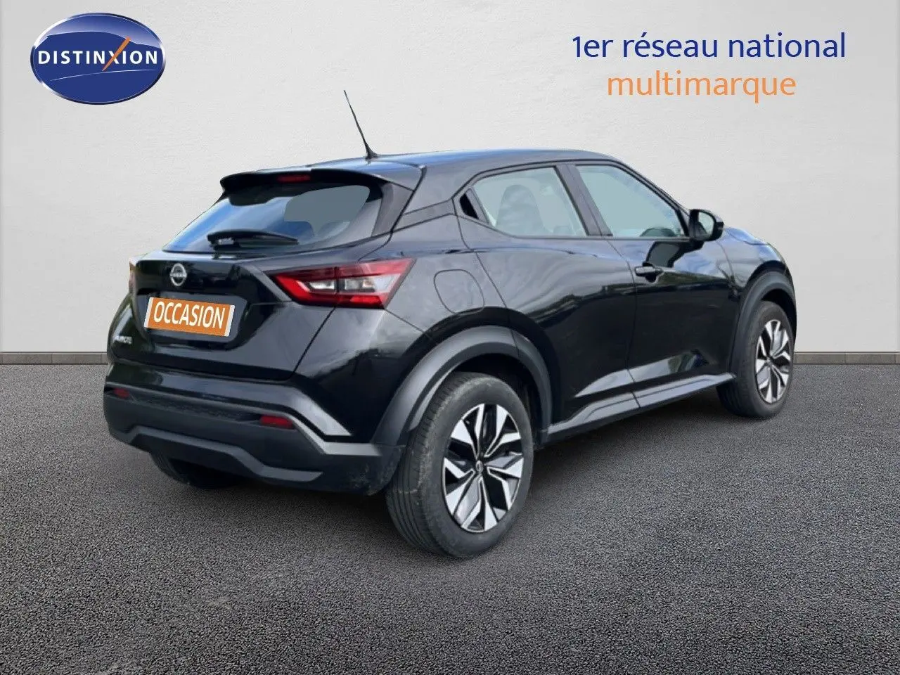 Vue 3/4 arrière droite d’un Nissan Juke noir métal 2023 avec jantes alliage et feux LED distinctifs.