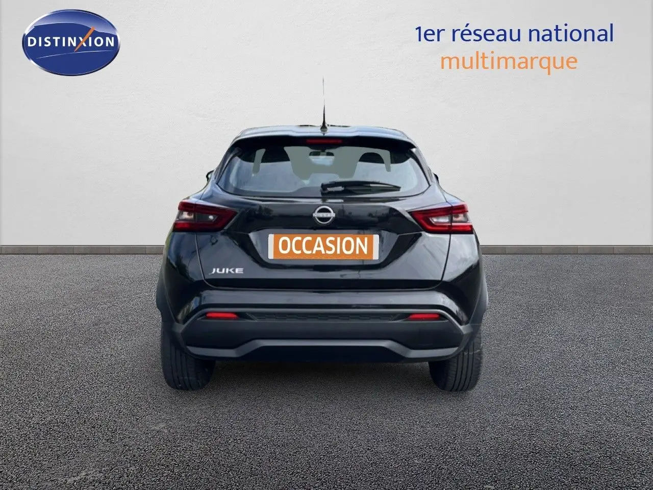 Vue arrière d'un Nissan Juke noir métal 2023 avec feux LED et plaque "OCCASION" visible sur un sol gris.
