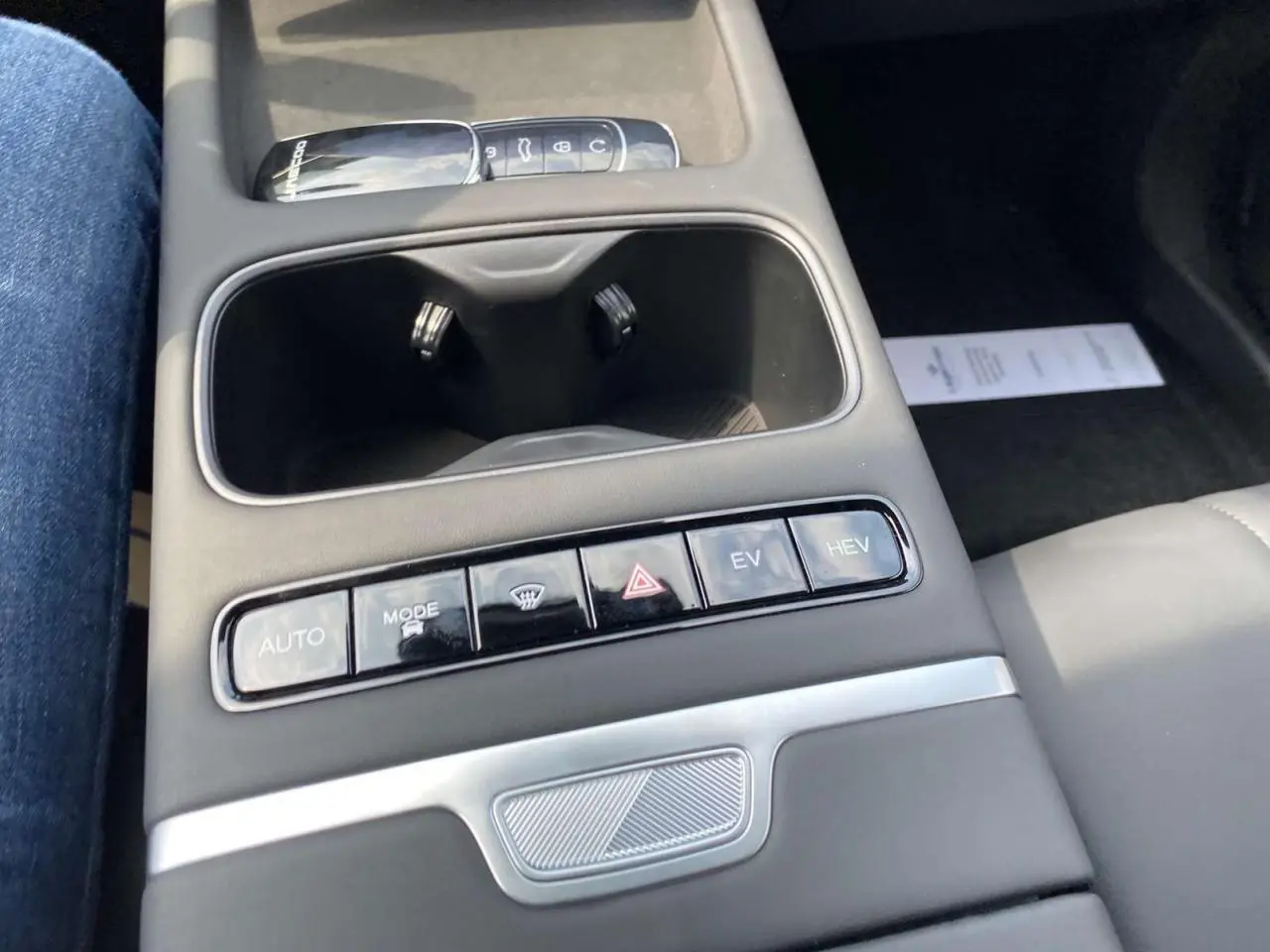 Vue rapprochée de la console centrale noire du JAECOO J7 avec boutons de mode de conduite et porte-gobelets.