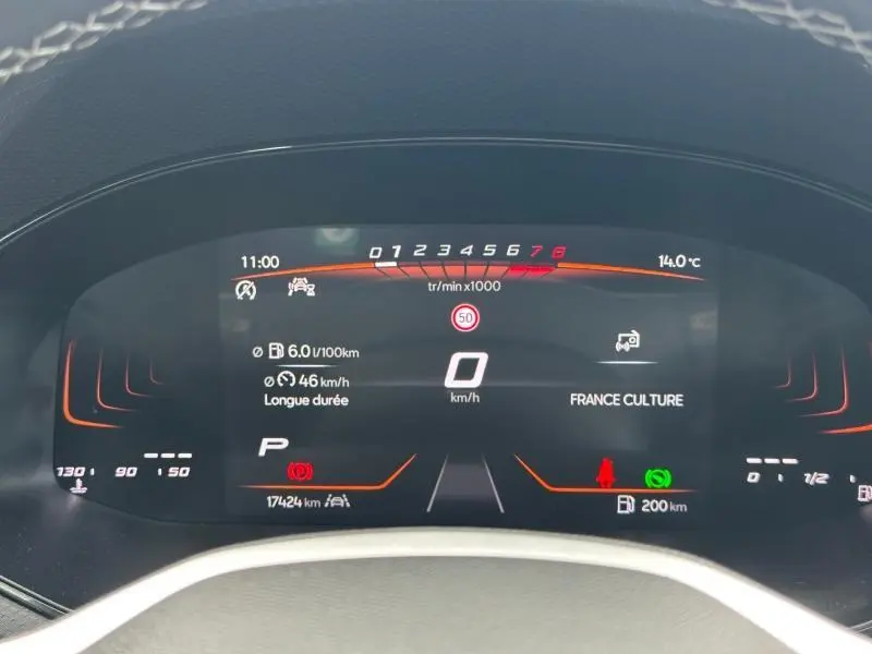 Tableau de bord numérique de SEAT Arona 2025 affichant vitesse, régime moteur et informations de conduite en vue frontale.
