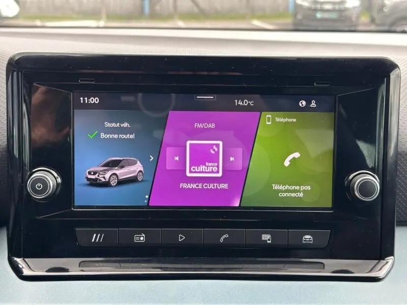 Écran tactile central du tableau de bord du SEAT Arona 2025 affichant radio, statut véhicule et téléphone non connecté.