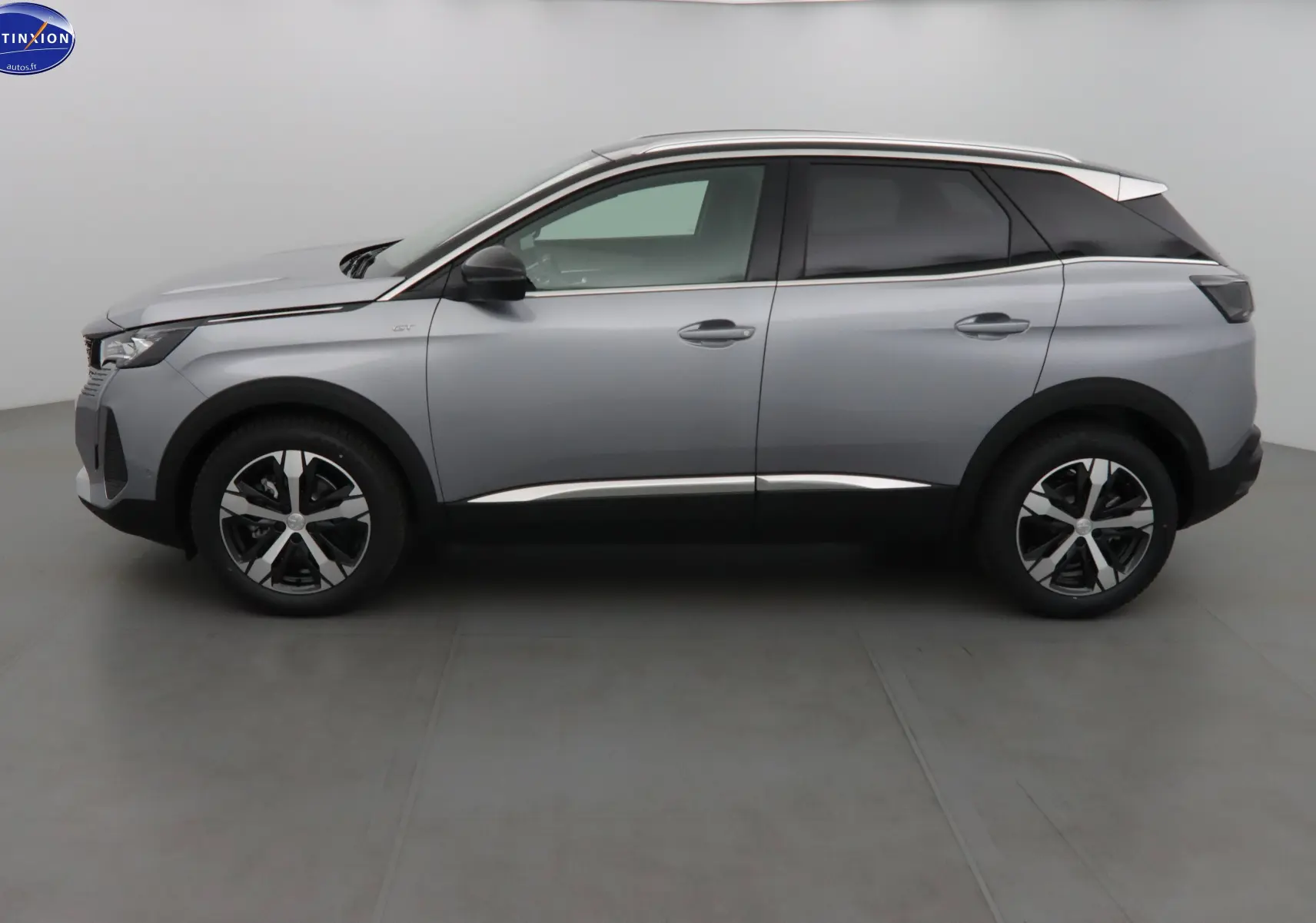 Profil droit du Peugeot 3008 2023 gris Artense Metal avec jantes alliage et toit noir contrasté.