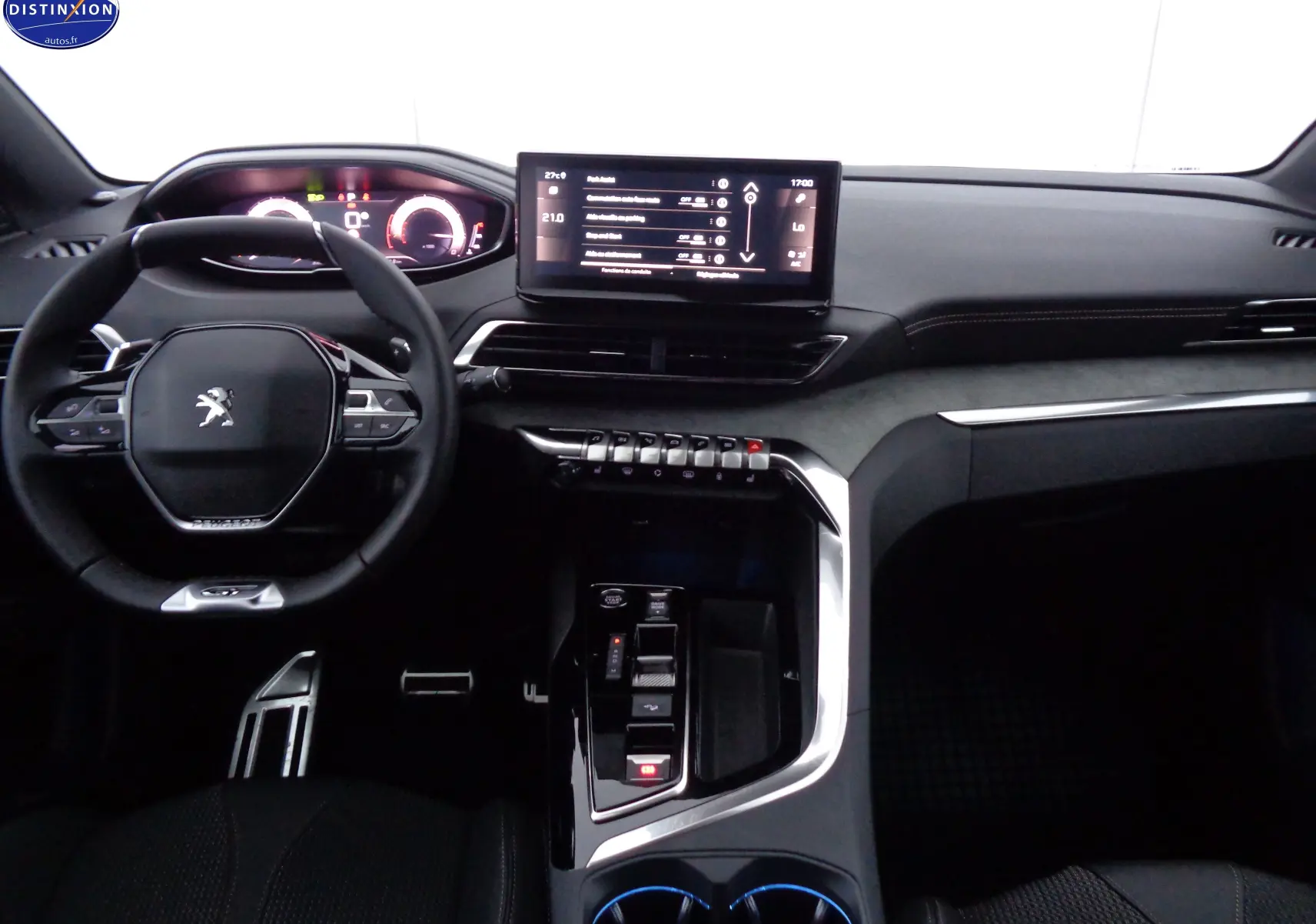 Vue intérieure du tableau de bord et volant compact du Peugeot 3008 2023, avec écran tactile central et finitions noires élégantes.
