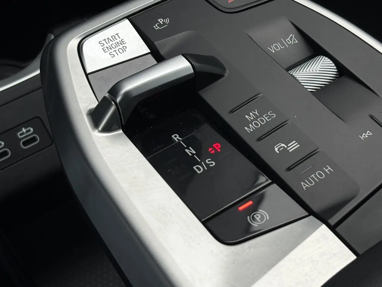 Gros plan sur la console centrale du BMW X1 blanc Mineral 2025, montrant le sélecteur de boîte auto et commandes multifonctions.