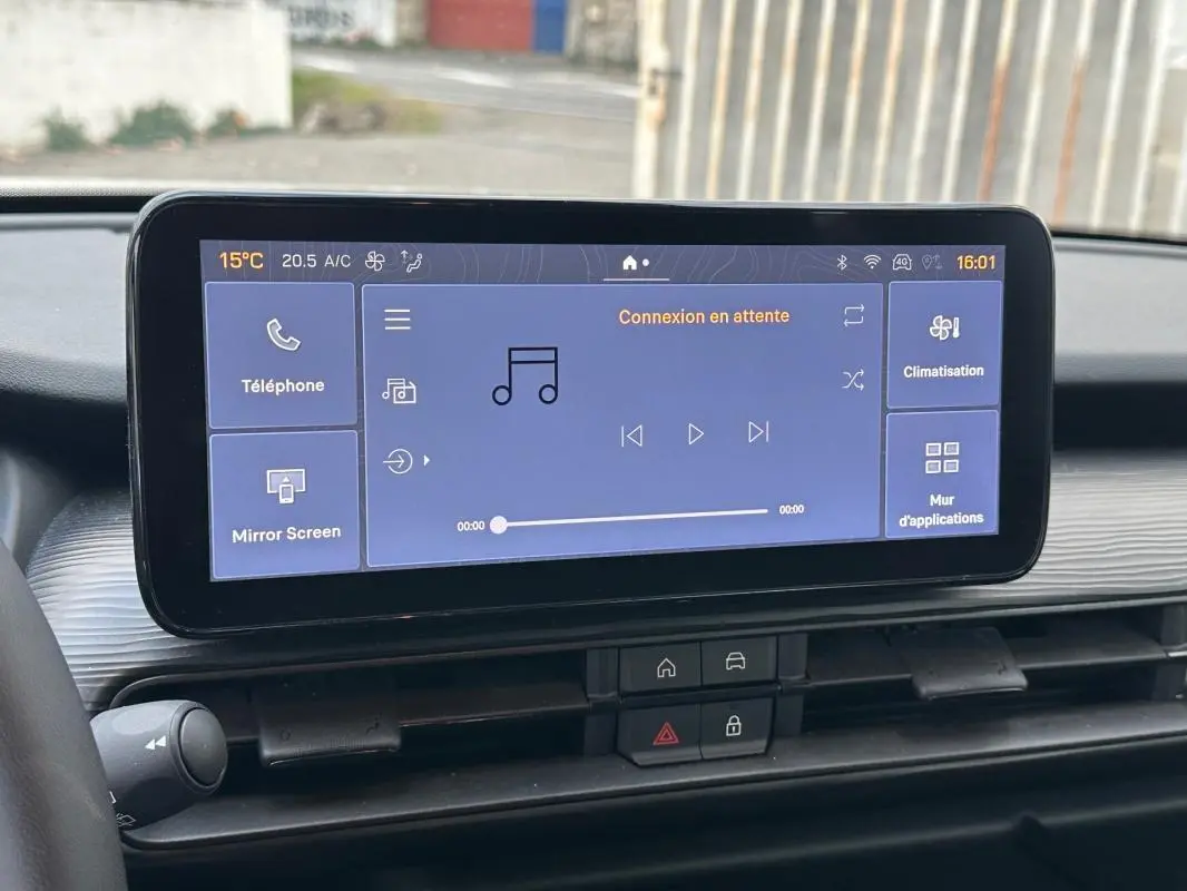 Écran tactile central du Jeep Avenger noir 2025 affichant les options téléphone, climatisation et Mirror Screen.