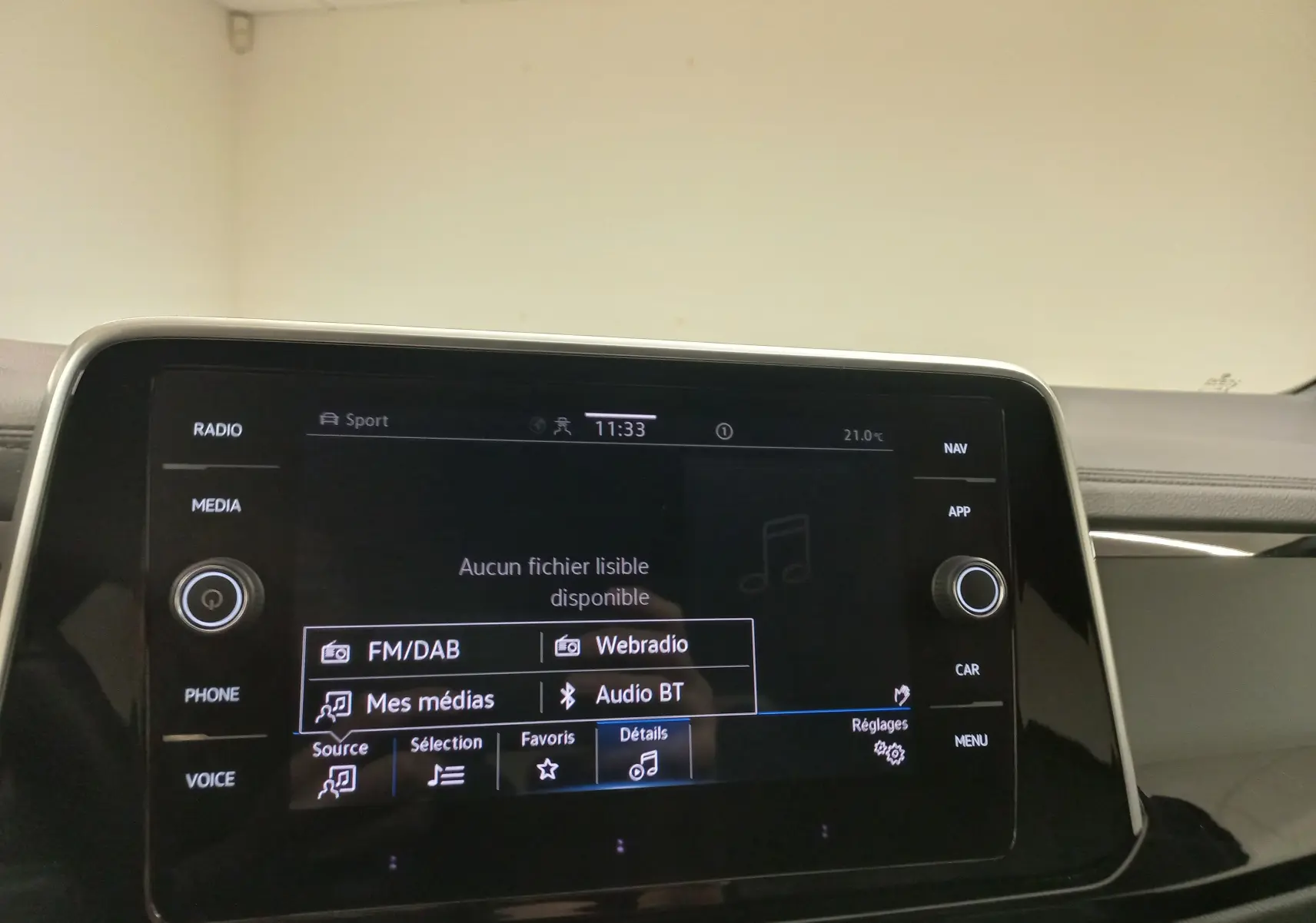 Écran tactile central du Volkswagen T-Roc 2025 affichant les options radio et médias, avec commandes autour de l'écran.