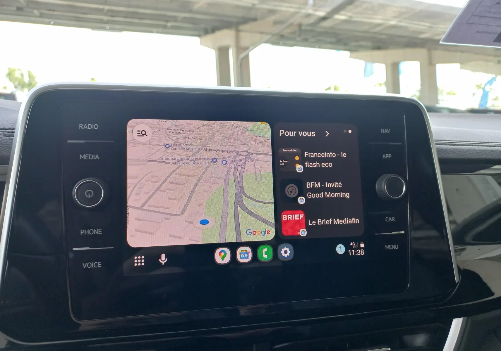 Vue rapprochée de l’écran tactile central du Volkswagen T-Roc noir intense nacré, affichant la navigation et les applications multimédia.