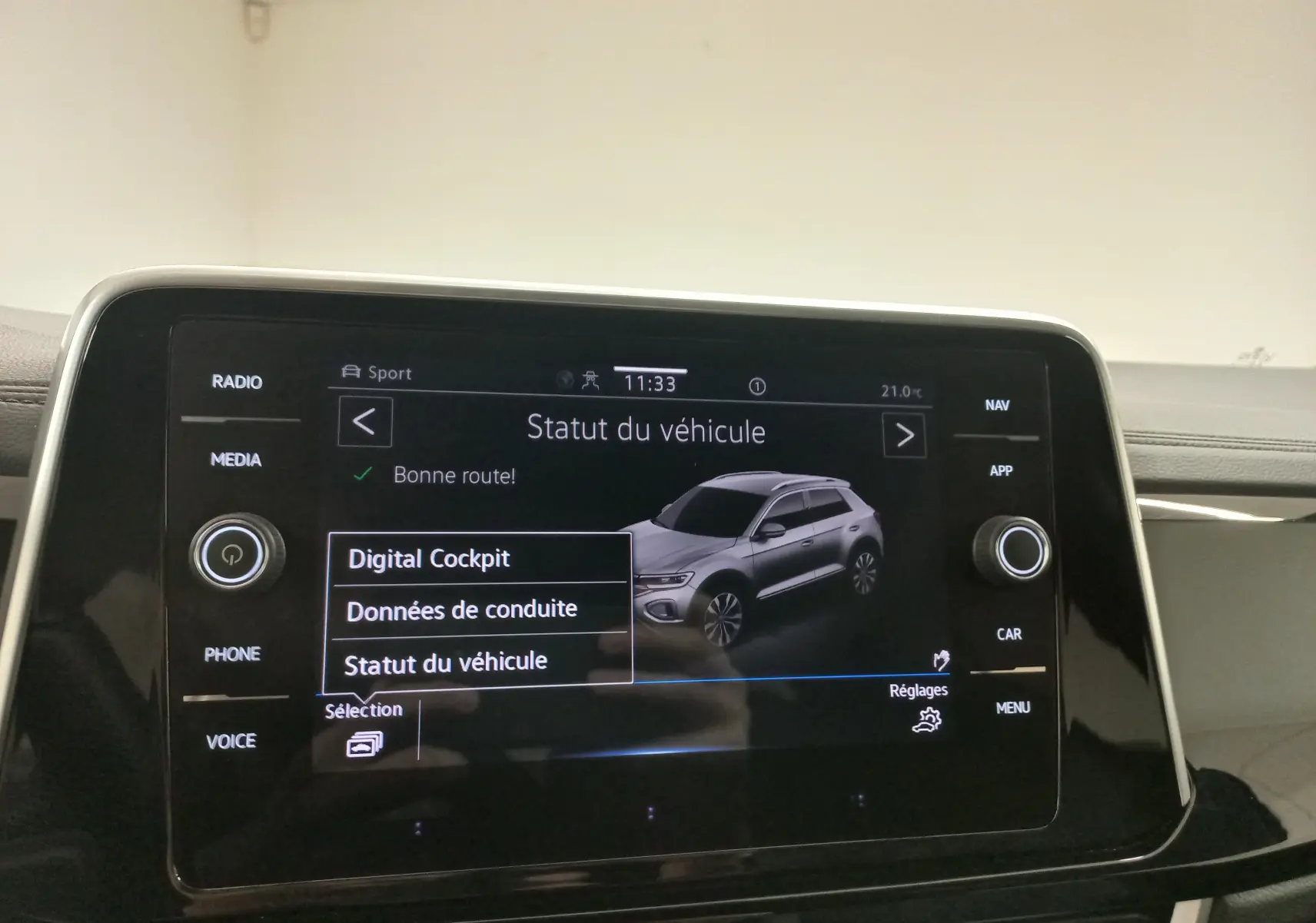Écran central du Volkswagen T-Roc 2025 affichant le statut du véhicule avec une illustration grise du SUV en vue latérale droite.