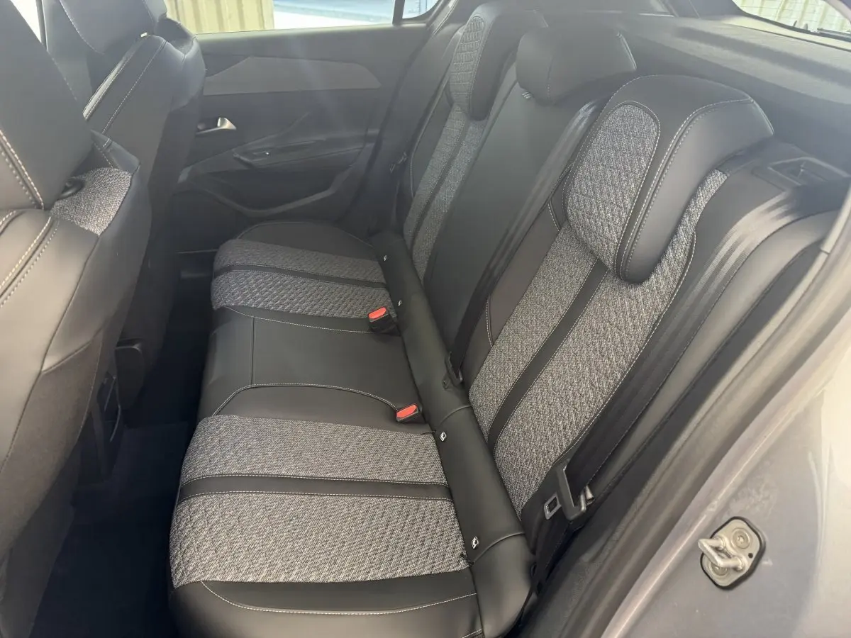 Vue côté droit des sièges arrière en tissu gris et cuir noir du Peugeot 308 BlueHDi 130 CH EAT8 Allure 2026.