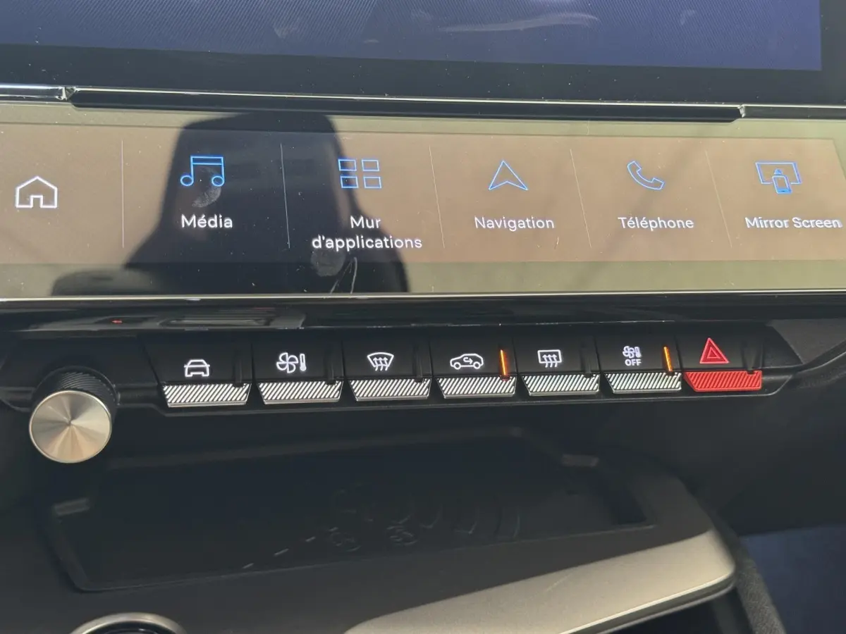 Vue rapprochée du tableau de bord tactile et des commandes centrales de la Peugeot 308 gris clair 2026.