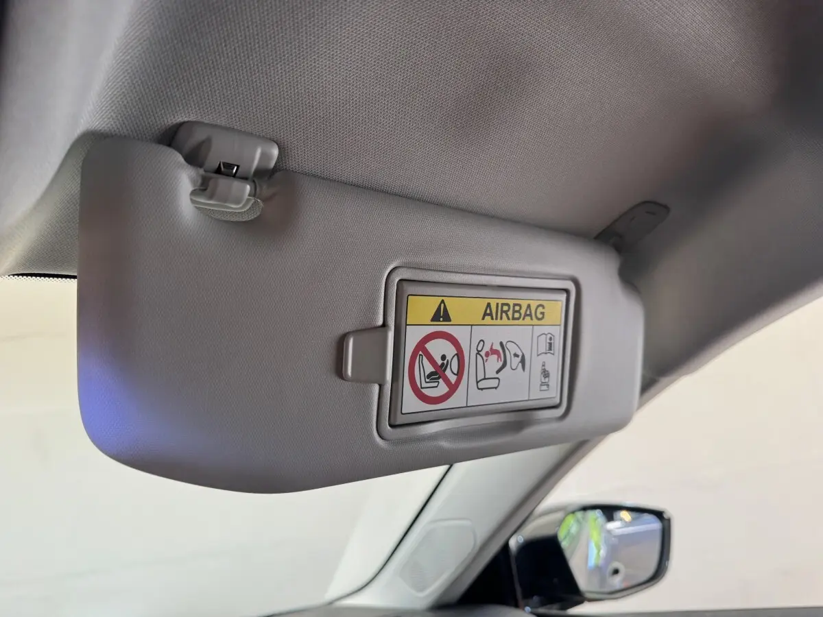 Détail du pare-soleil côté conducteur gris clair avec avertissement airbag dans une Peugeot 308 2026 vue intérieure.