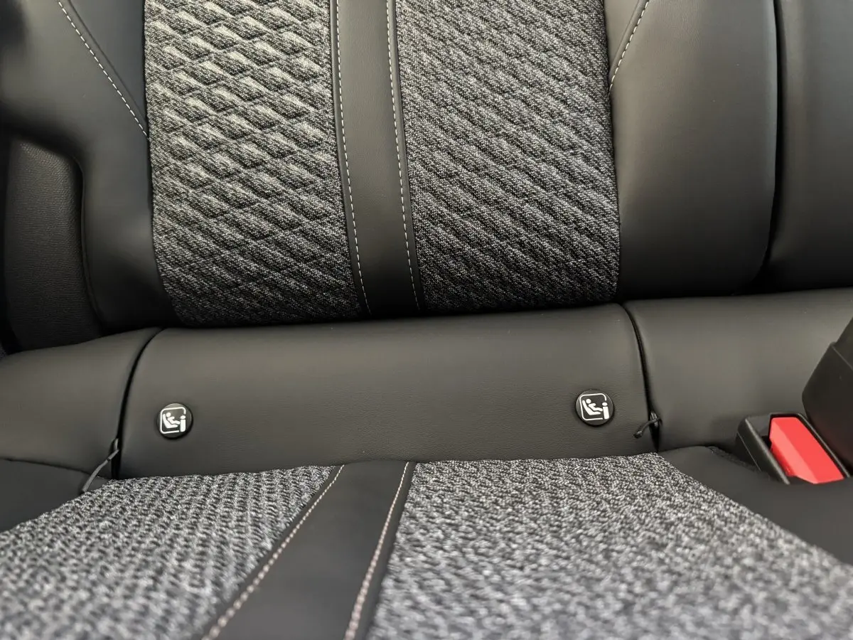 Gros plan sur la banquette arrière gris clair et noir de la Peugeot 308 avec fixations Isofix visibles.