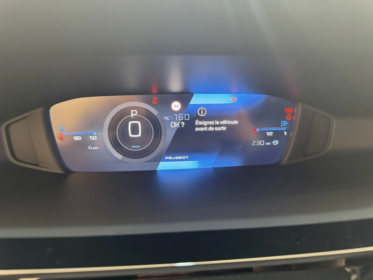 Affichage numérique du combiné d'instruments Peugeot 308 2026, avec indication vitesse, température et message d'alerte.