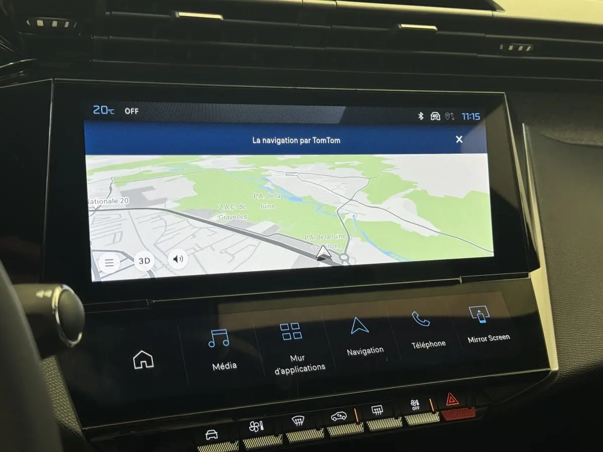 Écran tactile central affichant la navigation TomTom dans l’habitacle d’une Peugeot 308 gris clair.