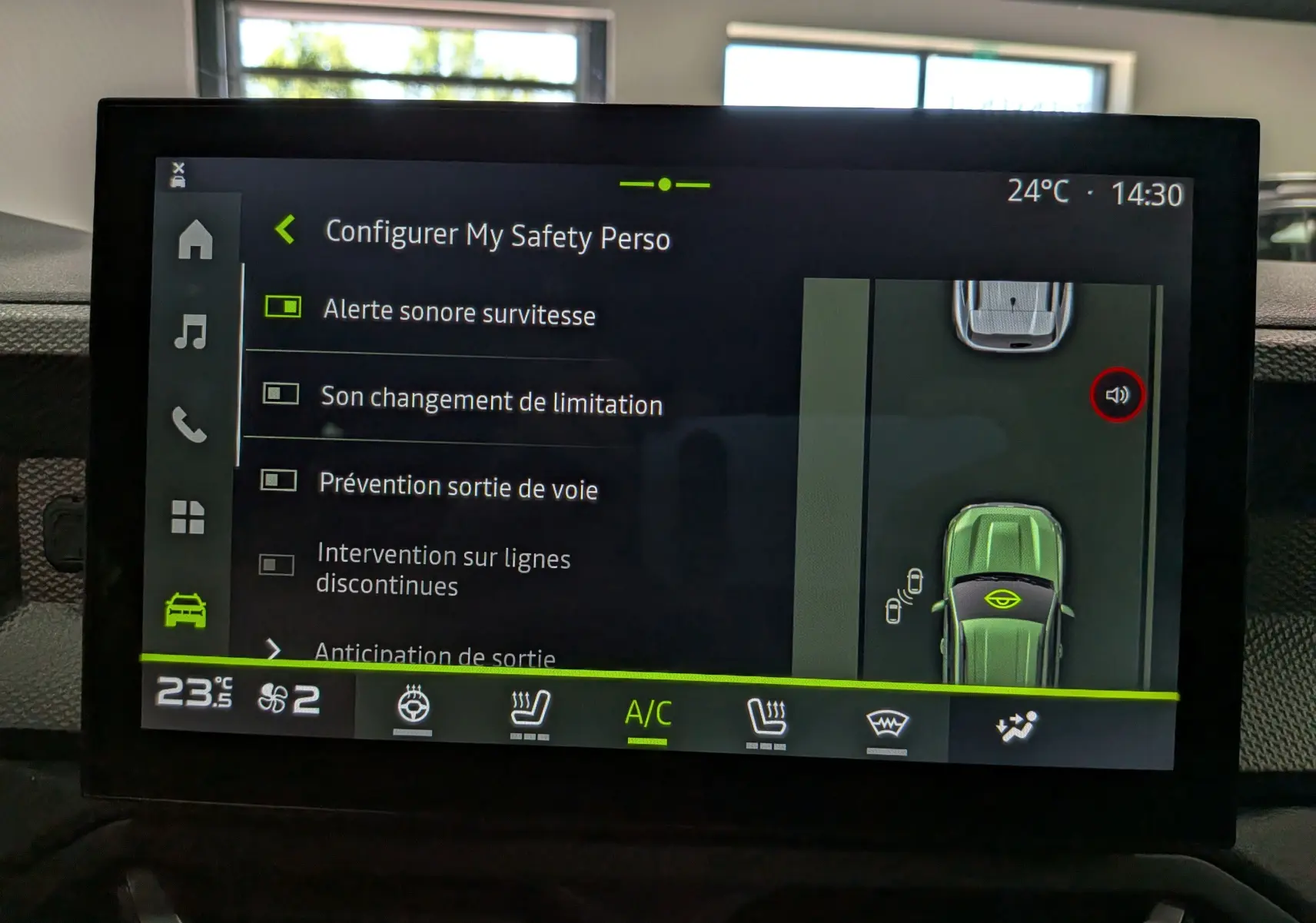 Écran tactile intérieur du Dacia Duster Hybrid-G 150 CH 4x4 en mode configuration sécurité, affichage clair et moderne.