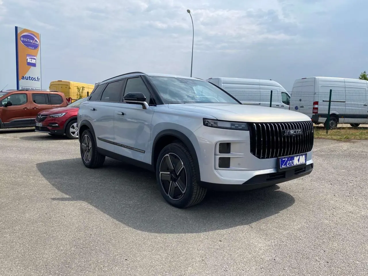 SUV JAECOO J7 argent Moonlight vu en 3/4 avant droit avec calandre verticale noire et jantes modernes.