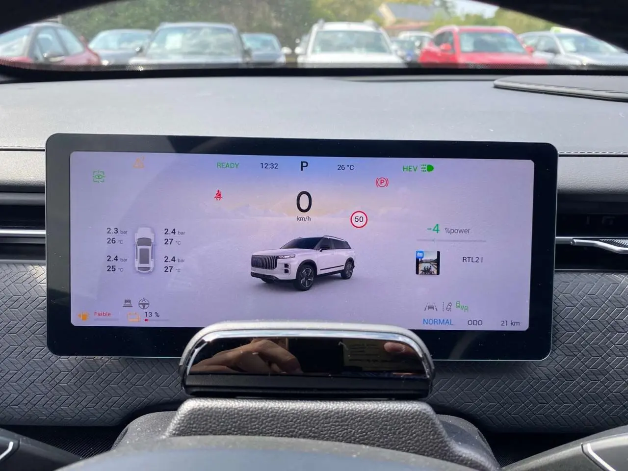 Vue intérieure du tableau de bord du JAECOO J7 1.5 SHS-P 279 Select PHEV, écran numérique affichant l'état du véhicule.