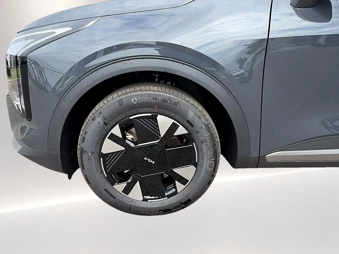 Gros plan sur la roue avant gauche du KIA Sportage gris eclipse 2026 avec jante alu au design moderne.