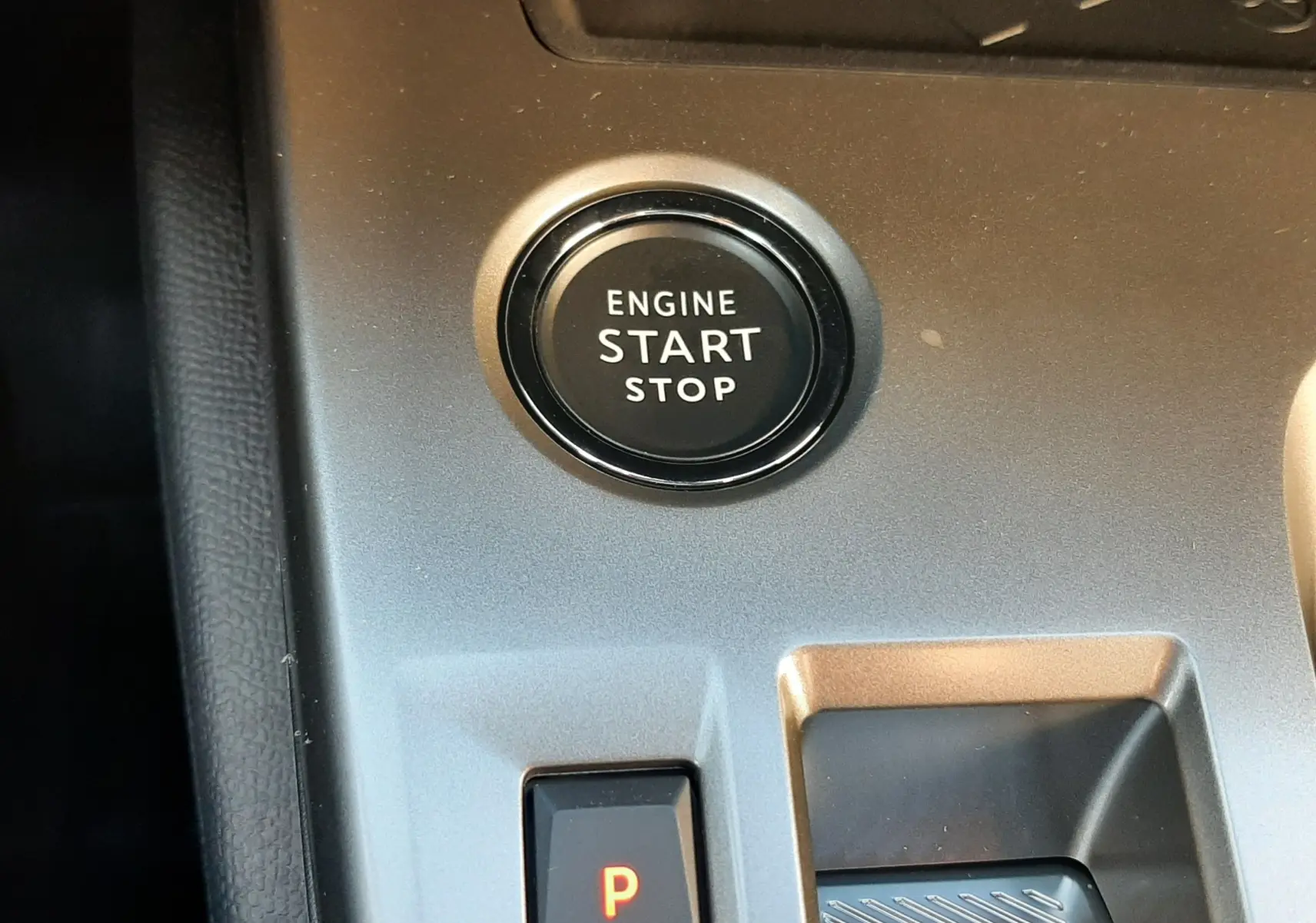 Gros plan sur le bouton start/stop et la commande de boîte automatique dans l'habitacle d'une Peugeot 308 Bleu Obsession 2025.