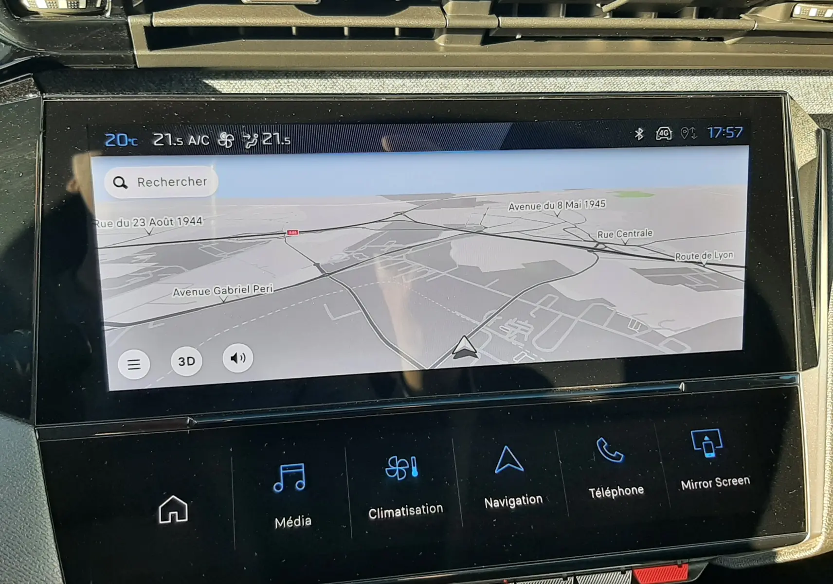 Écran tactile central de la Peugeot 308 2025 affichant la navigation avec carte en mode 3D et commandes multimédia.