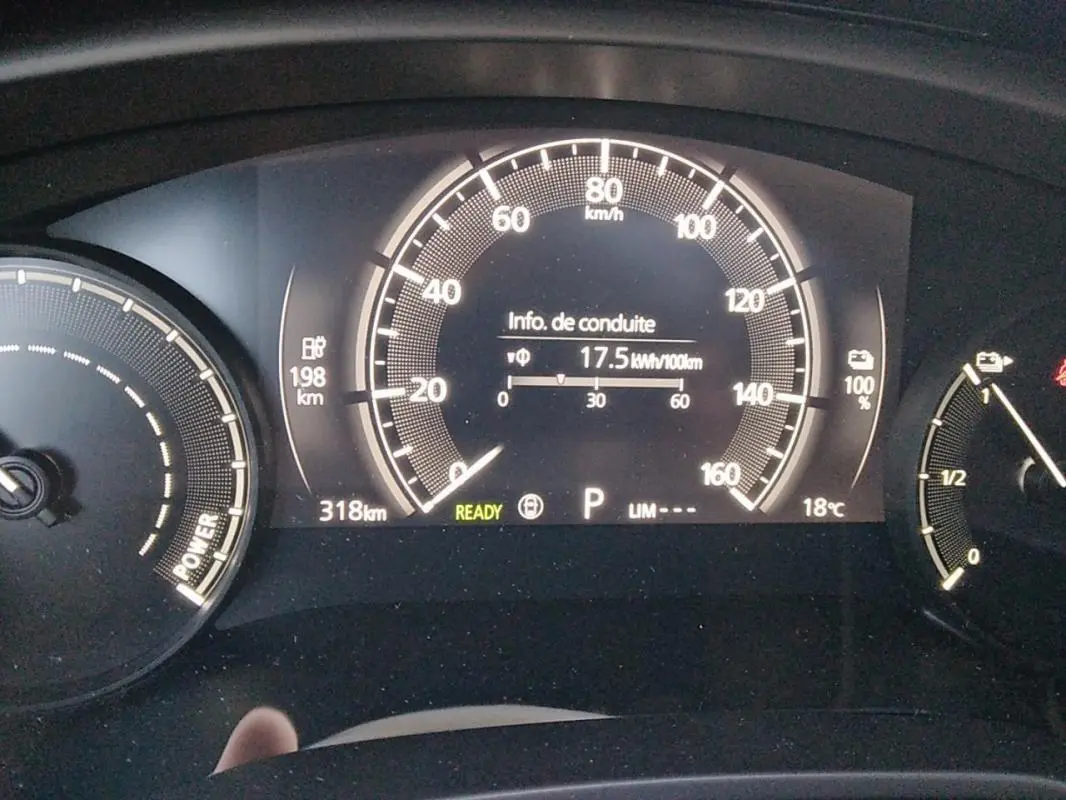 Tableau de bord du Mazda MX-30 électrique 2021 montrant la consommation et l'autonomie, affichage numérique clair.