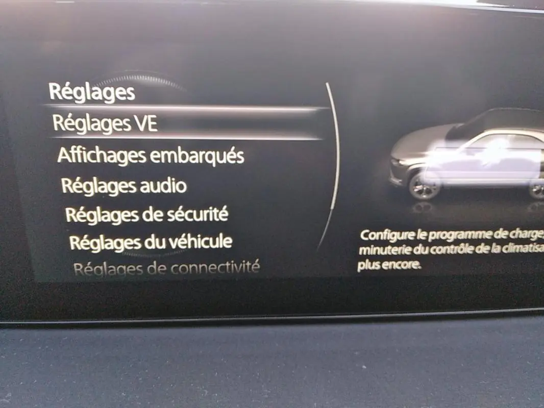 Écran central du Mazda MX-30 gris 2021 montrant le menu des réglages avec illustration du véhicule côté droit.