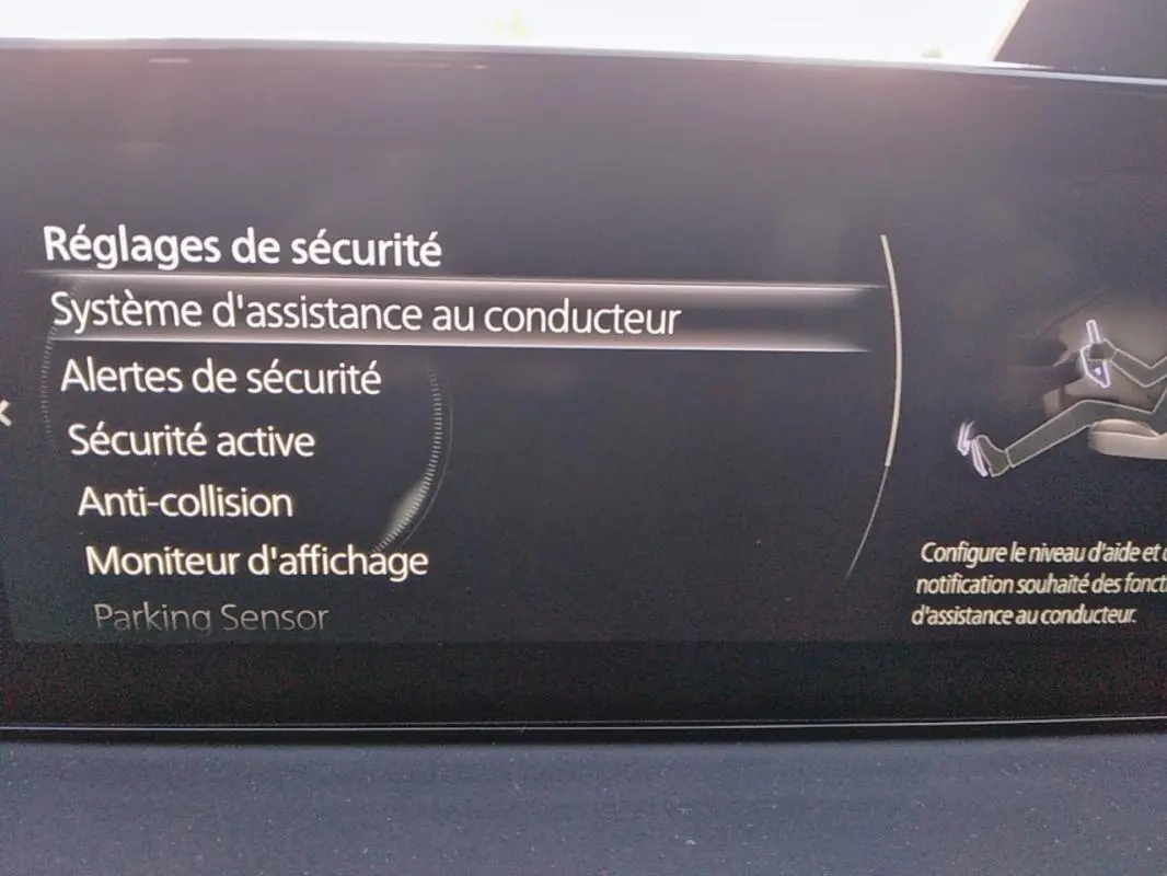 Écran intérieur du Mazda MX-30 gris 2021 montrant les réglages de sécurité et assistance au conducteur.