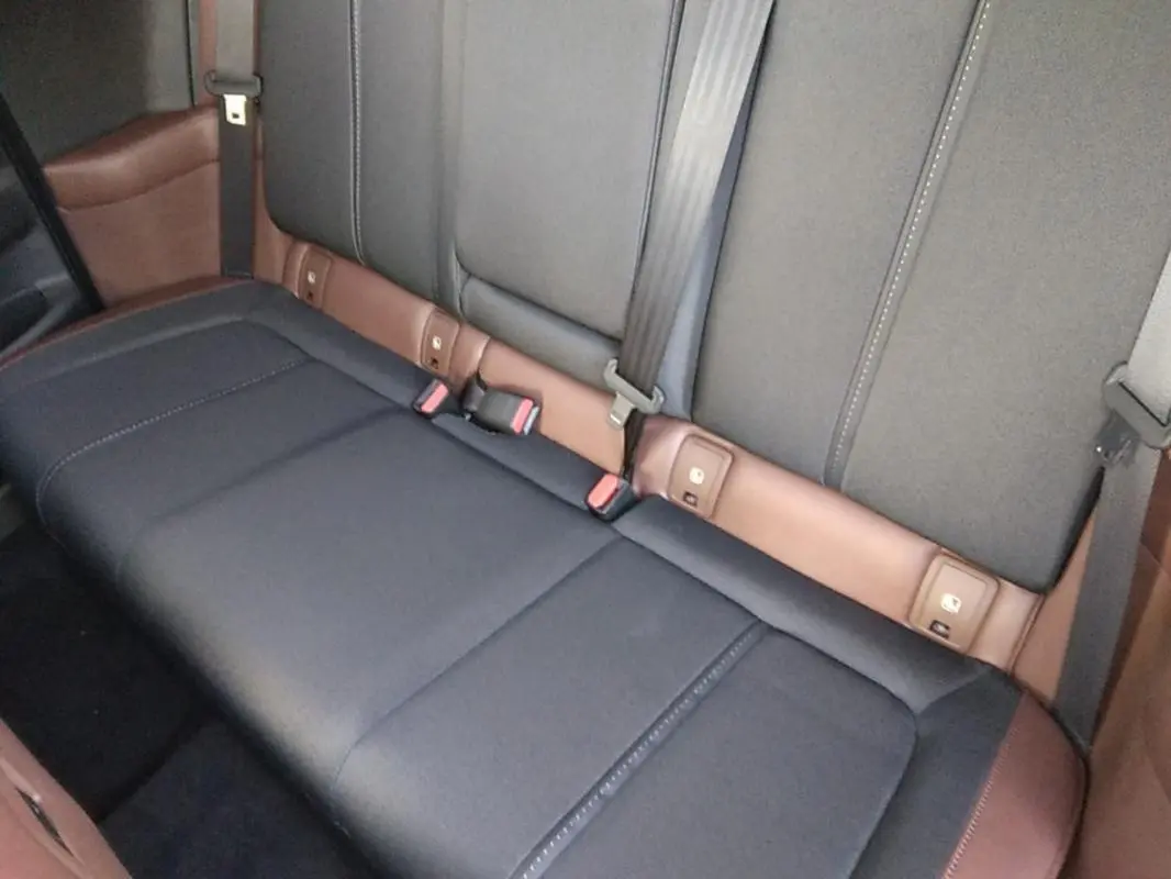 Vue rapprochée de la banquette arrière gris foncé avec garnitures marron du Mazda MX-30 électrique 2021.