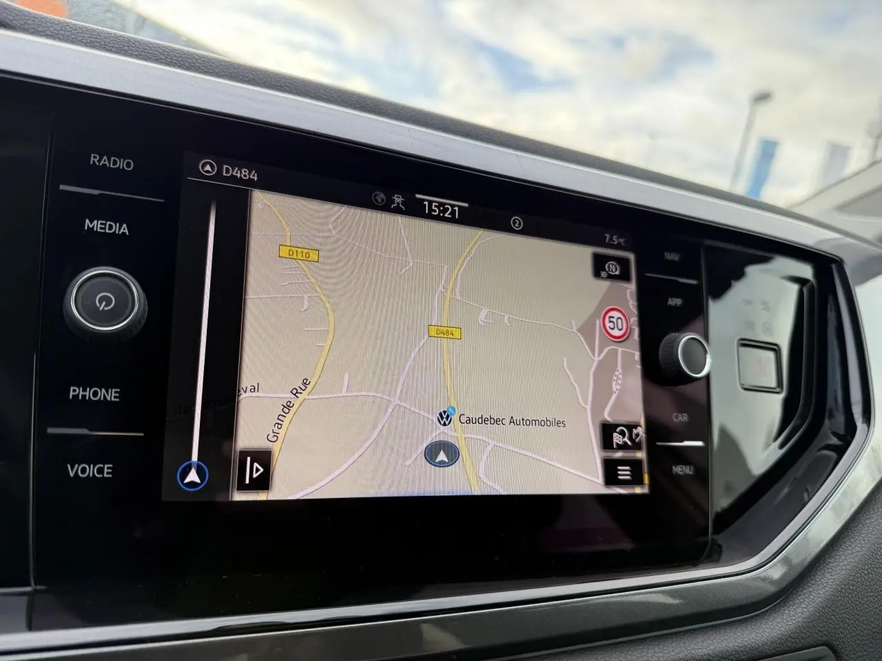 Écran tactile 8 pouces du système de navigation Discover Media dans le tableau de bord d'une Volkswagen Polo 2025.