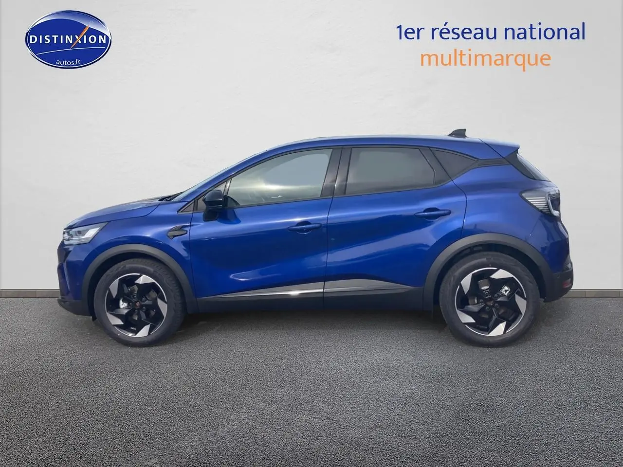Renault Captur 2025 bleu iron en profil droit, avec jantes alliage noires et toit noir contrasté.