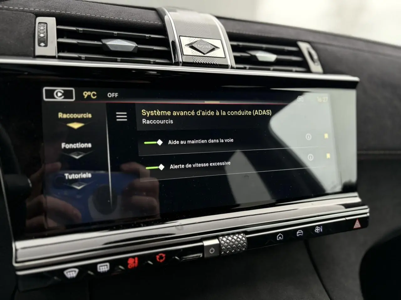 Gros plan sur l’écran tactile central du DS7 2024 gris laqué, affichant les aides à la conduite avancées.