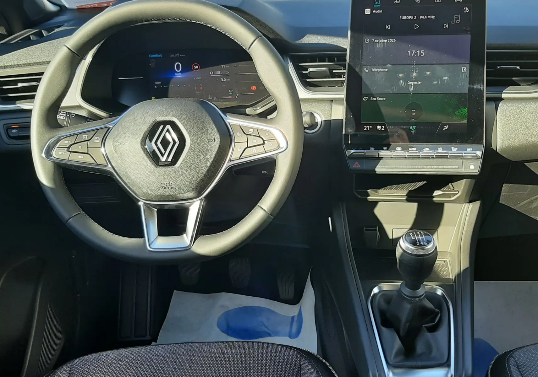 Intérieur du Renault Captur II Ph.2 TCE 90CH TECHNO 2025, vue du poste de conduite avec volant multifonction et écran tactile vertical.