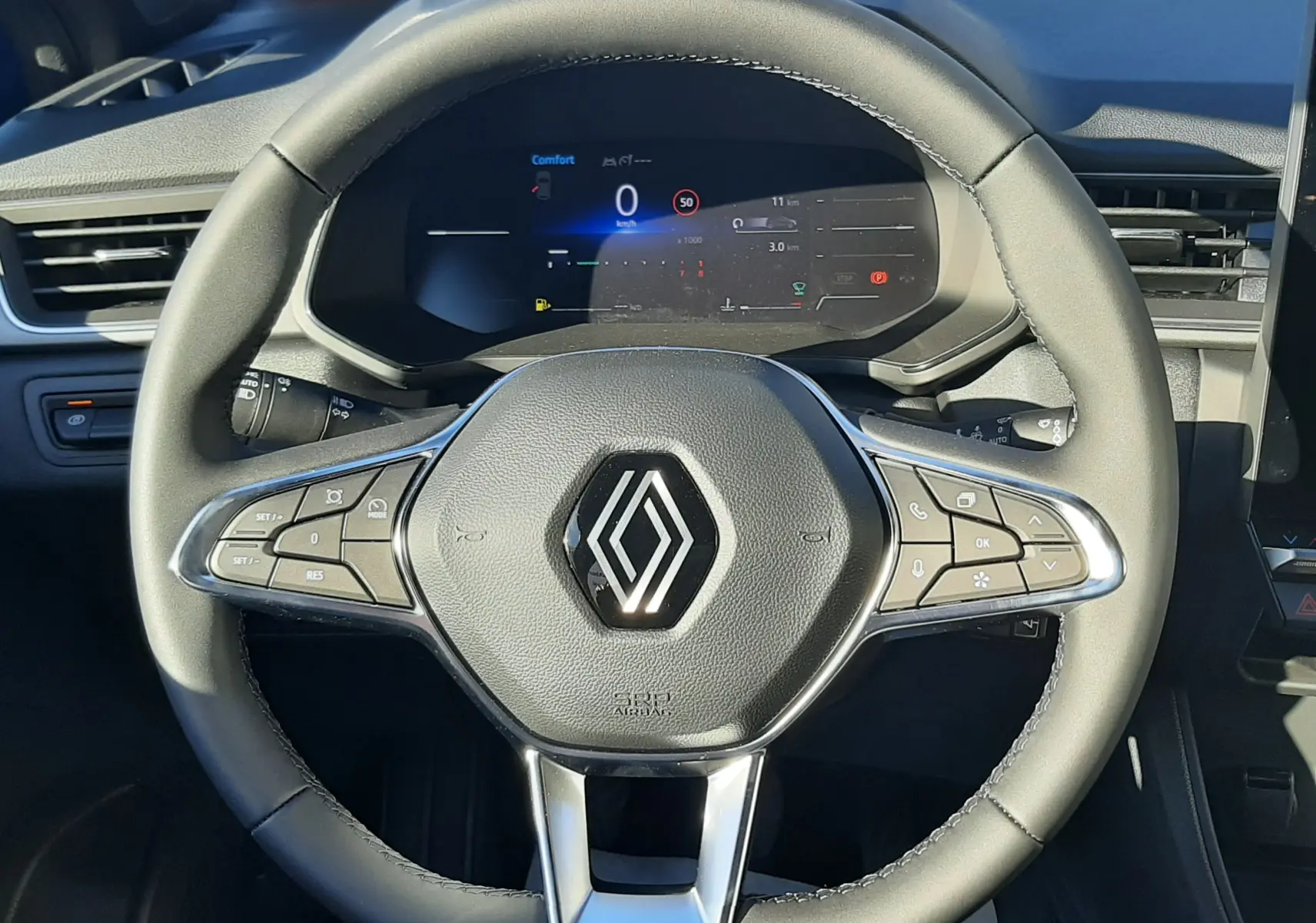 Volant cuir noir du Renault Captur II Ph.2 TCE 90CH TECHNO 2025 avec commandes intégrées et tableau de bord numérique.