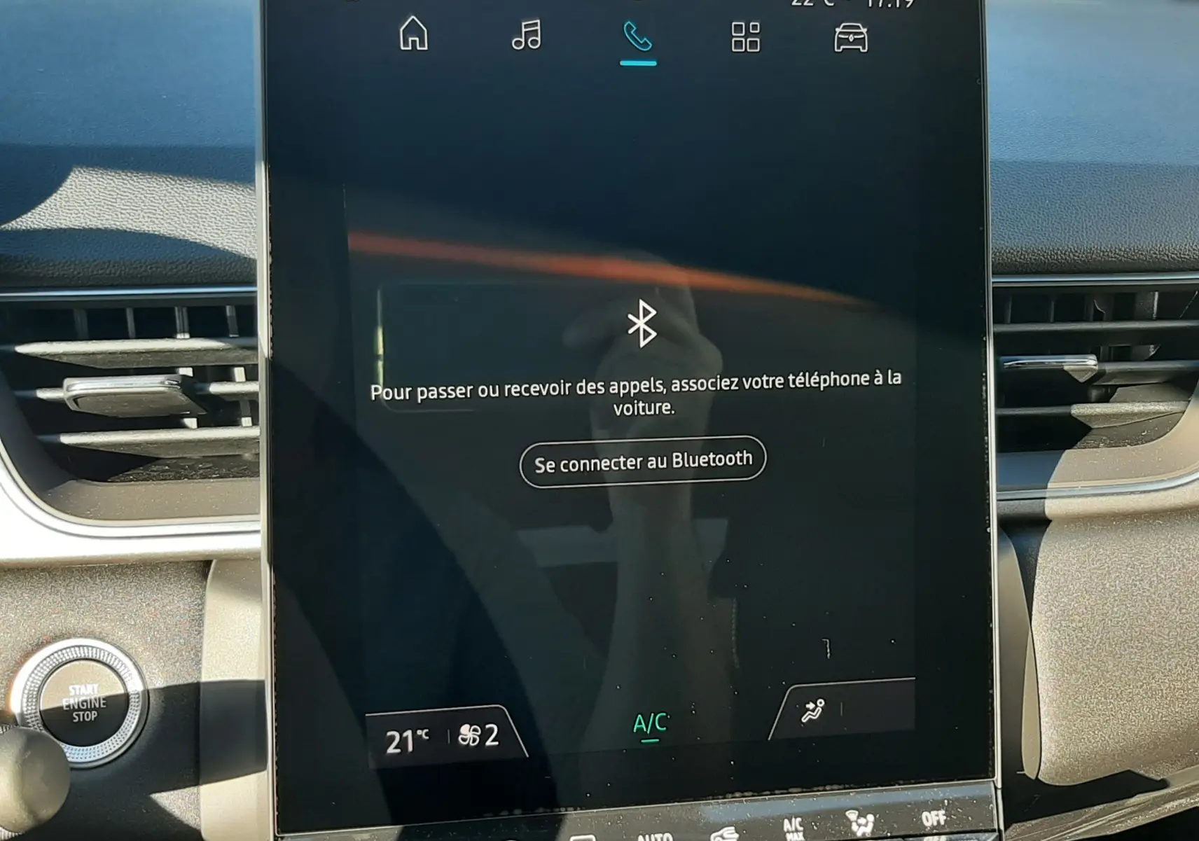 Écran tactile central du tableau de bord du Renault Captur II Ph.2 Bleu Iron, affichant la connexion Bluetooth.