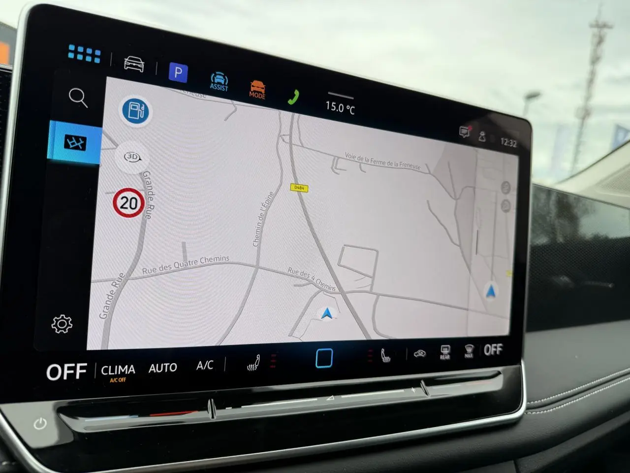 Écran tactile du système de navigation Discover Media dans le tableau de bord du Volkswagen Tiguan noir grenadille.