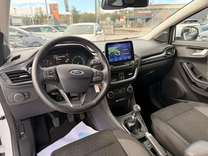 Intérieur du Ford Puma 2026 blanc, vue côté conducteur montrant volant multifonction, écran tactile et boîte manuelle.