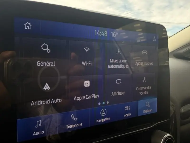 Écran tactile central du Ford Puma 2026 montrant les options de connectivité et réglages, intérieur en lumière naturelle.