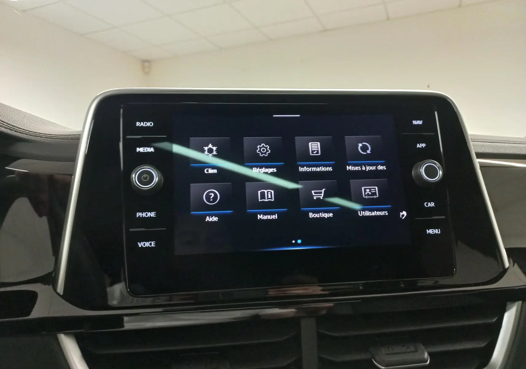Vue intérieure centrée sur l'écran tactile du tableau de bord du Volkswagen T-Roc 2025, finition R-Line.