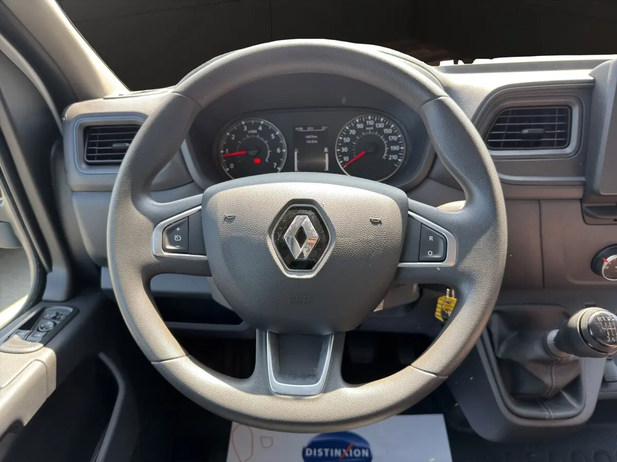 Vue intérieure centrée sur le volant noir du Renault Master 2024 avec tableau de bord et levier de vitesse manuel visible.