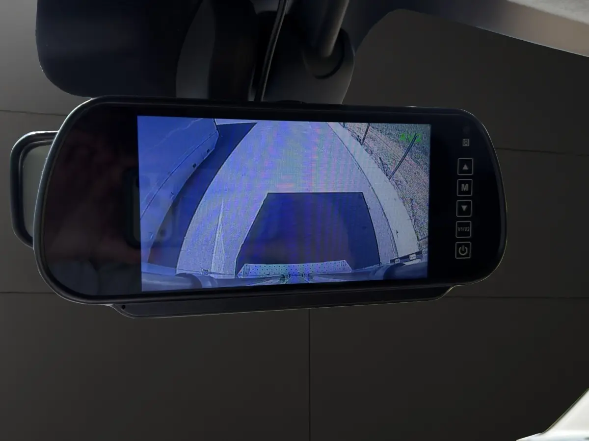 Vue de la caméra de recul affichée dans le rétroviseur intérieur du Renault Master blanc, montrant l'arrière du véhicule.