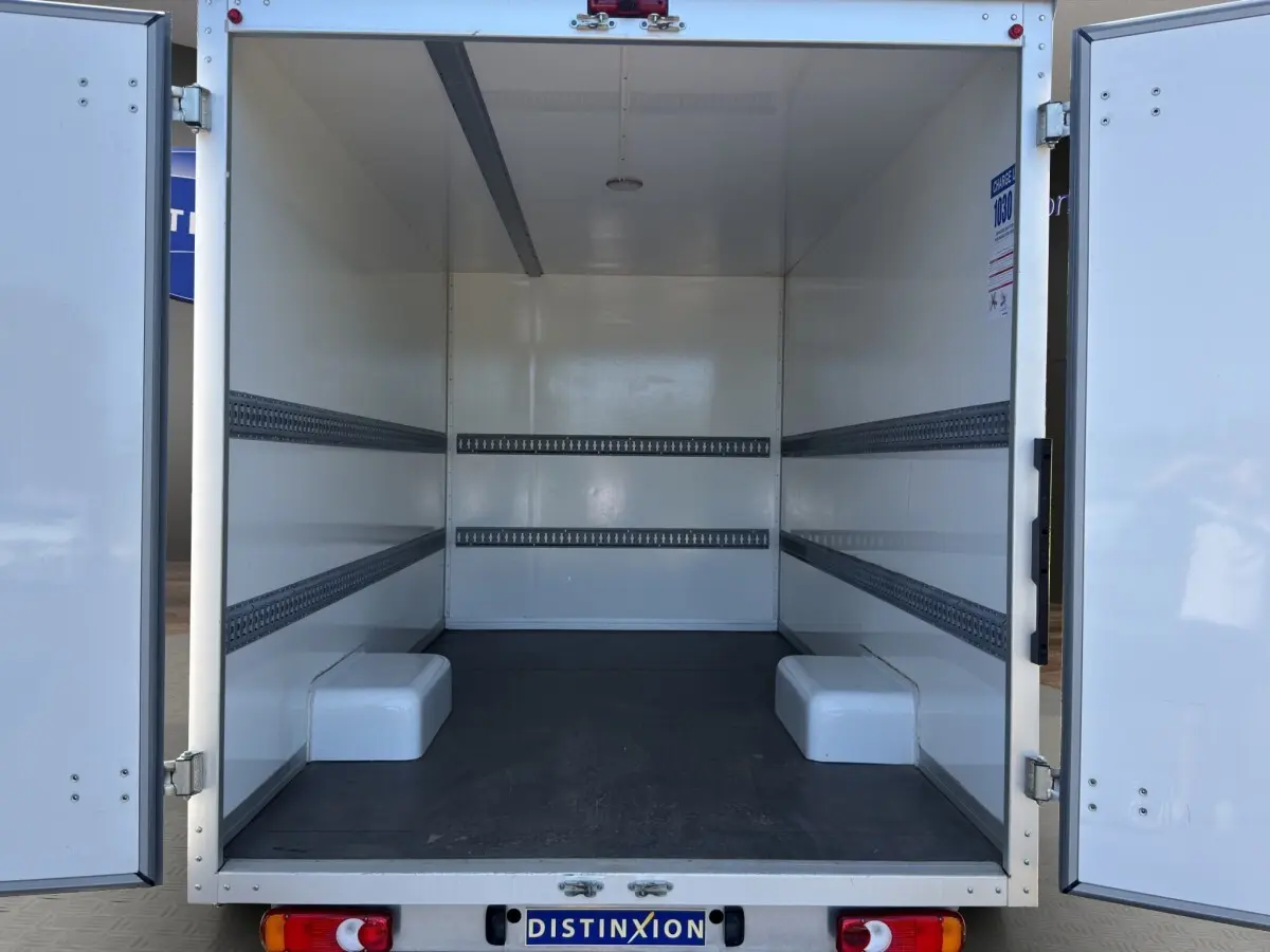 Vue arrière intérieure du Renault Master blanc 2024 avec caisse de 20m3 ouverte, montrant l’espace de chargement vide.