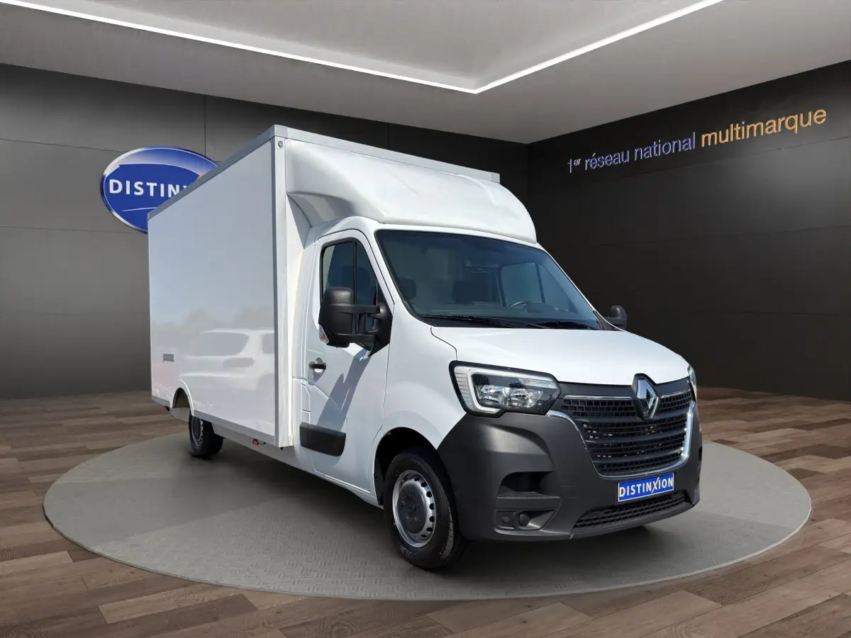 Vue 3/4 avant d’un Renault Master blanc avec caisse 20m3, calandre noire et rétroviseurs noirs dans un showroom.