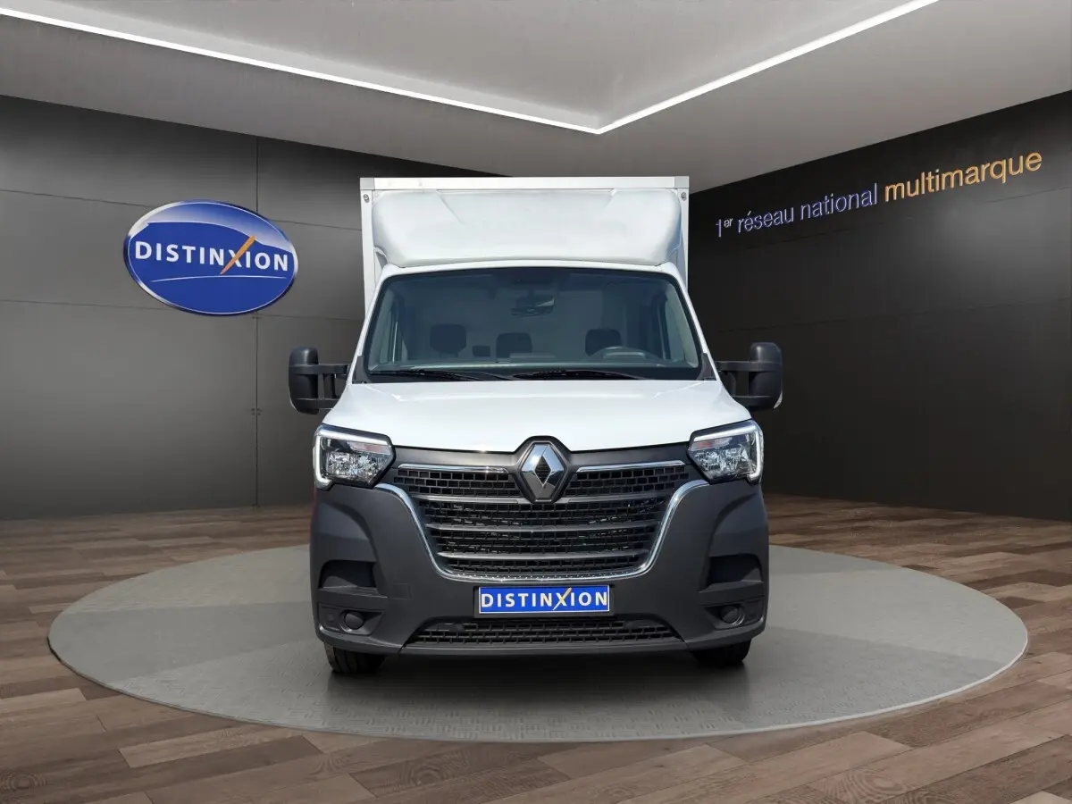 Vue de face du Renault Master blanc avec calandre noire et phares LED, présenté en showroom Distinxion.
