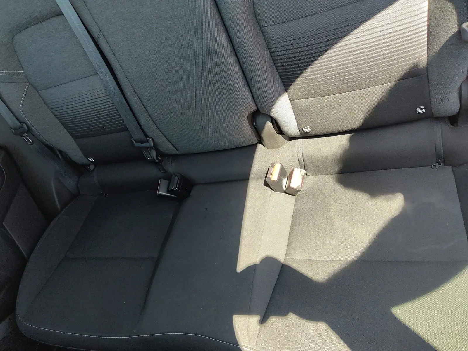 Vue plongeante sur la banquette arrière gris foncé du Renault Captur 1.5 Blue dCi 115 Business de 2021.