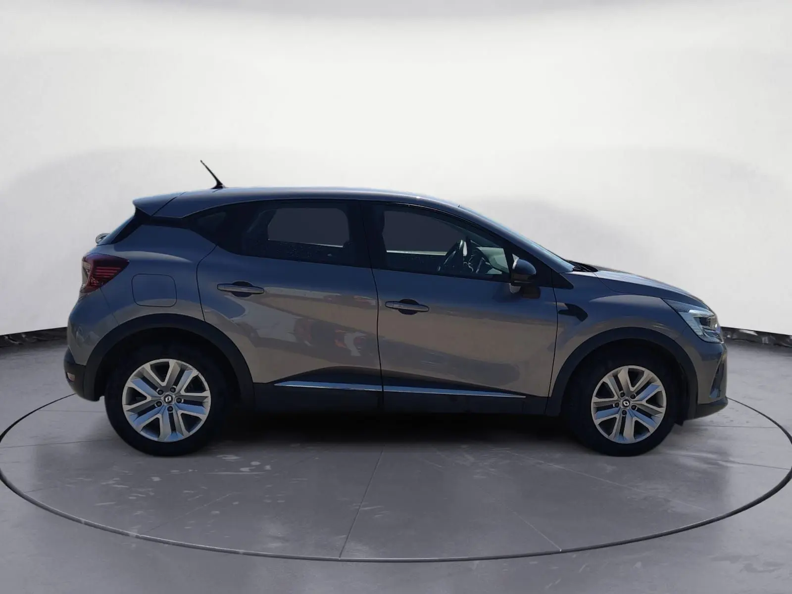 Renault Captur 1.5 Blue dCi 115 Business gris cassiopée vu de profil côté gauche sur fond neutre.