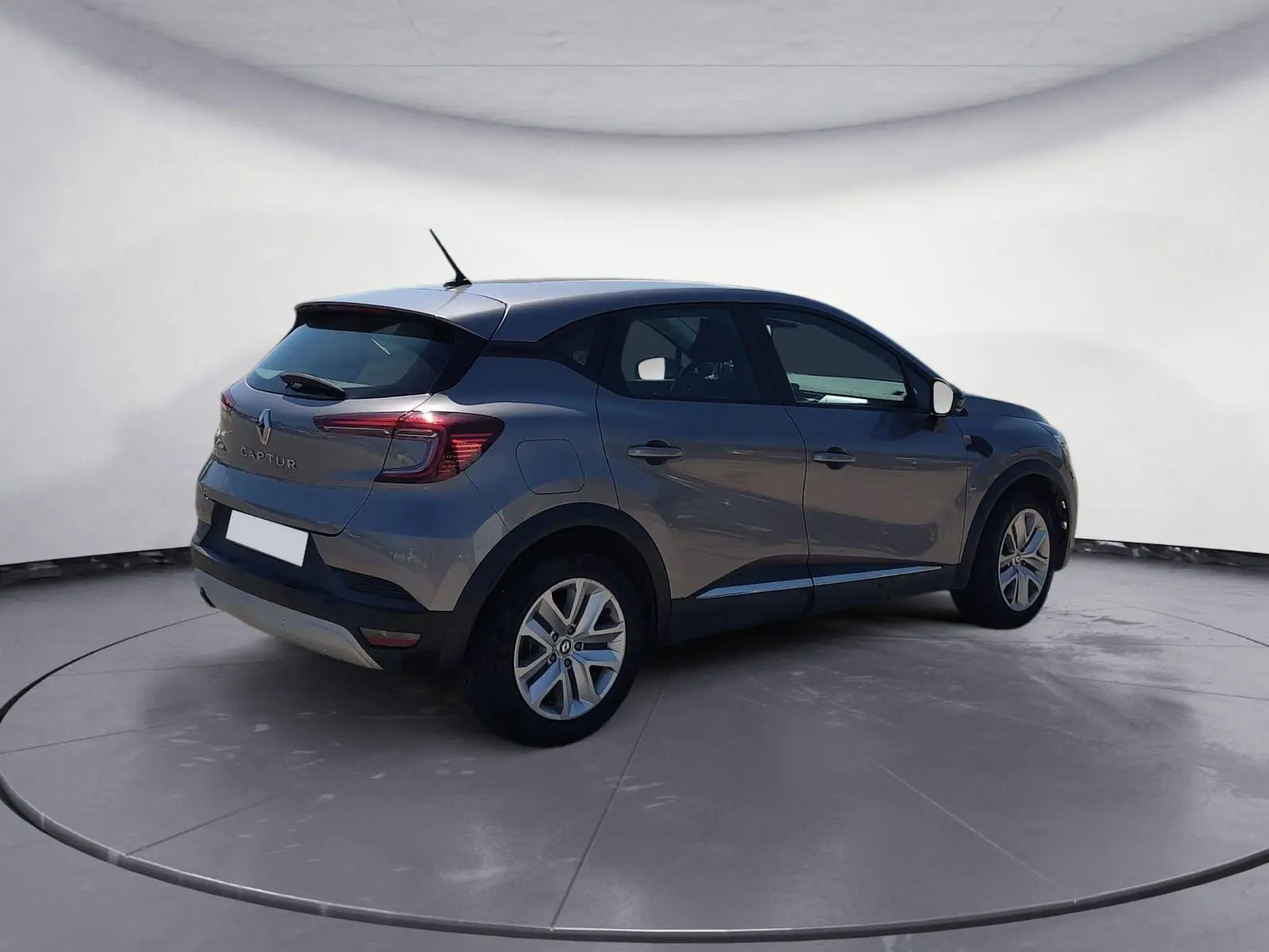 Renault Captur 1.5 Blue dCi 115 Business gris cassiopée, vue 3/4 arrière droit dans un studio lumineux.