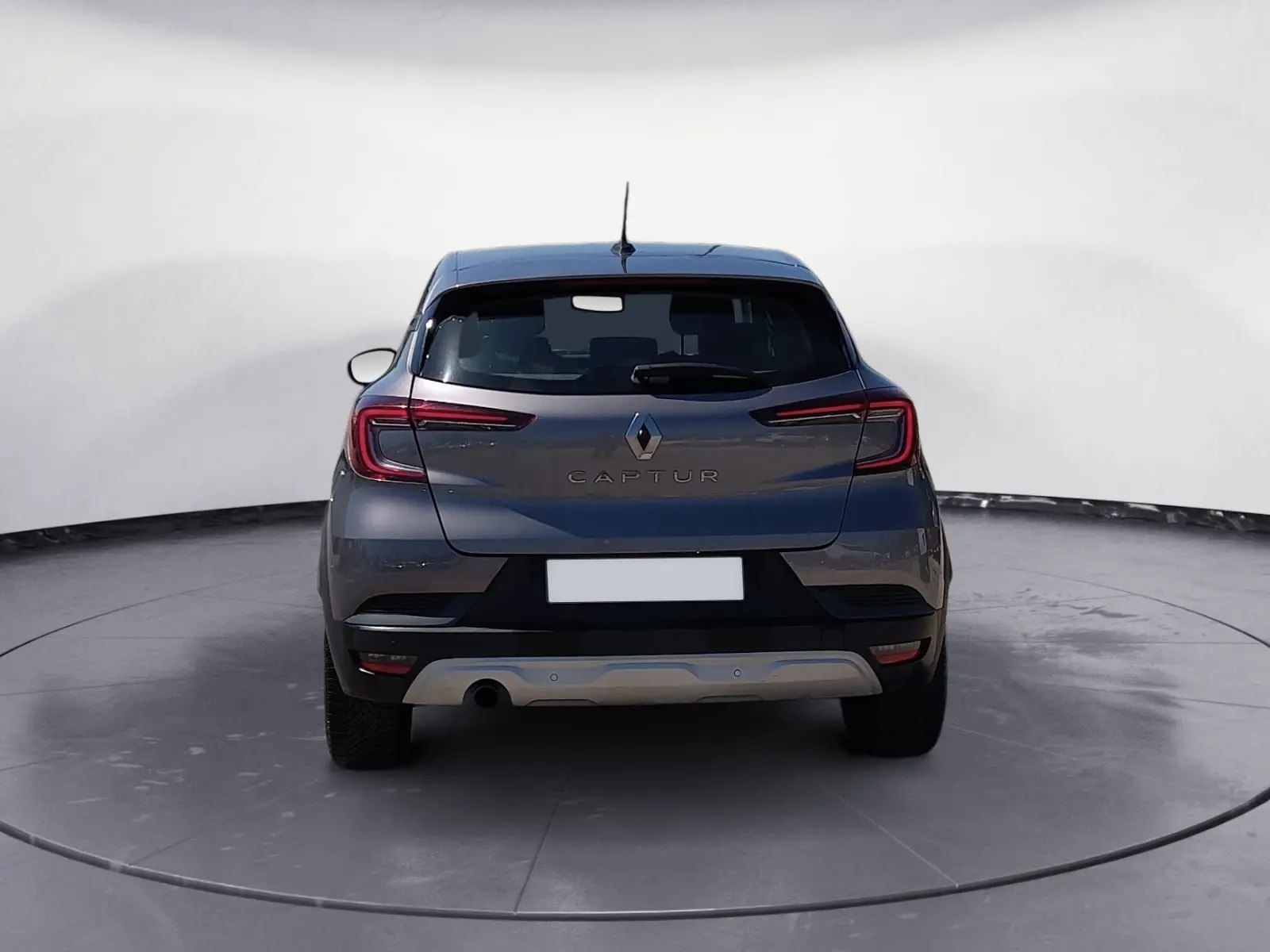 Vue arrière d'un Renault Captur gris Cassiopée 2021 avec feux LED et logo central bien visibles.